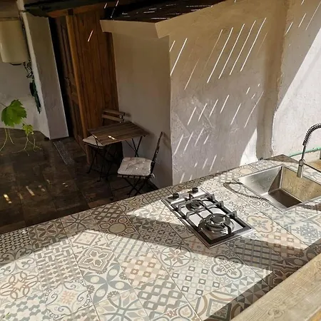 Souterrain Fuer Max 2 P., Bad, Aussenkueche, Garten דירה